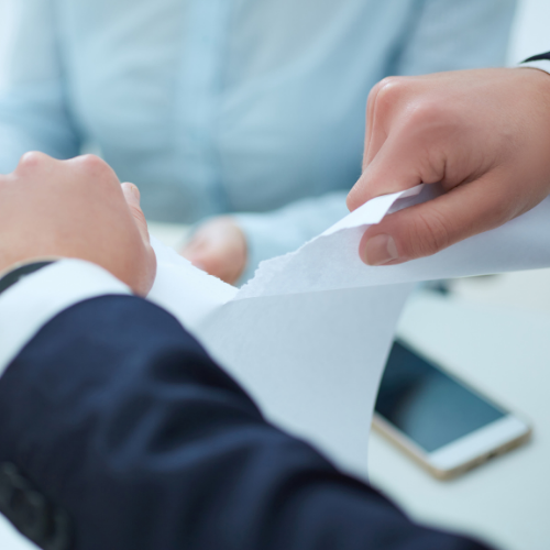 Foto de un hombre rompiendo un contrato para ilustrar el artículo "No todo incumplimiento contractual es delito así lo aclara el Tribunal Supremo", escrito por Gómez Garrido